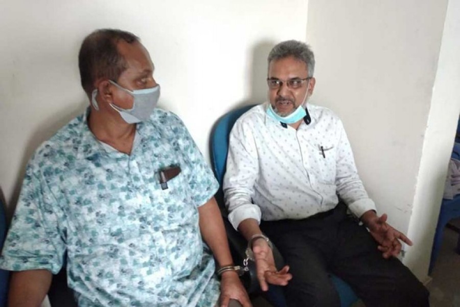 কেজিডিসিএলের মহাব্যবস্থাপক (ইঞ্জিনিয়ারিং ও সার্ভিসেস) মো. সরোয়ার হোসেন এবং সাবেক ব্যবস্থাপক মুজিবুর রহমান।