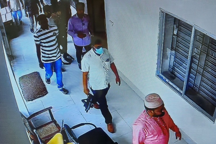 পাবনায় গণপূর্তে অস্ত্রের মহড়া ‘পেশিশক্তির নগ্ন প্রকাশ’: টিআইবি