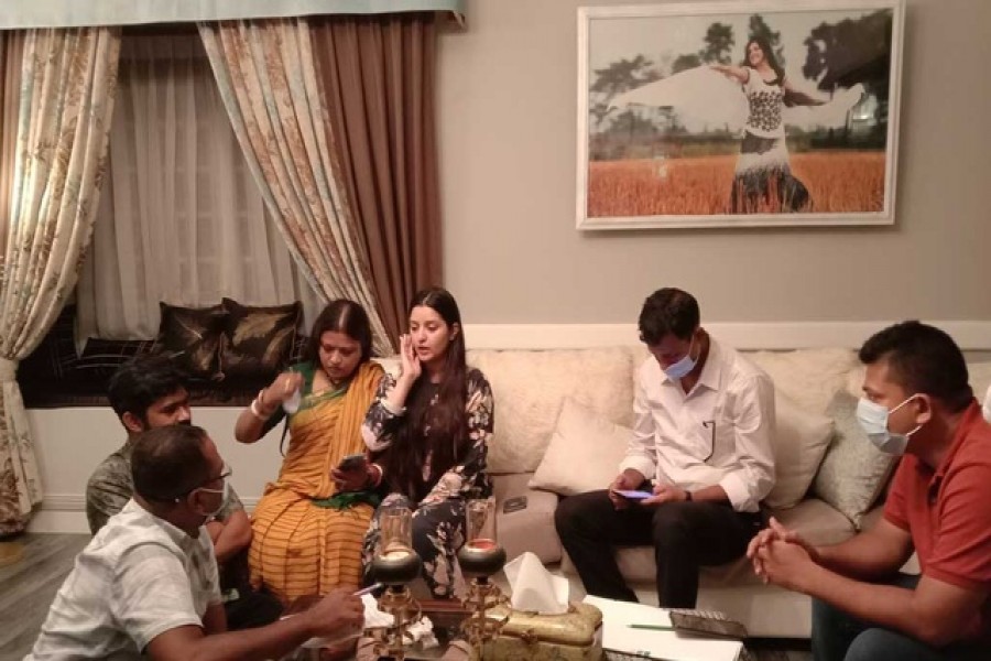 - পরীমনির সঙ্গে কথা বলছেন রূপনগর থানা পুলিশের একটি দল