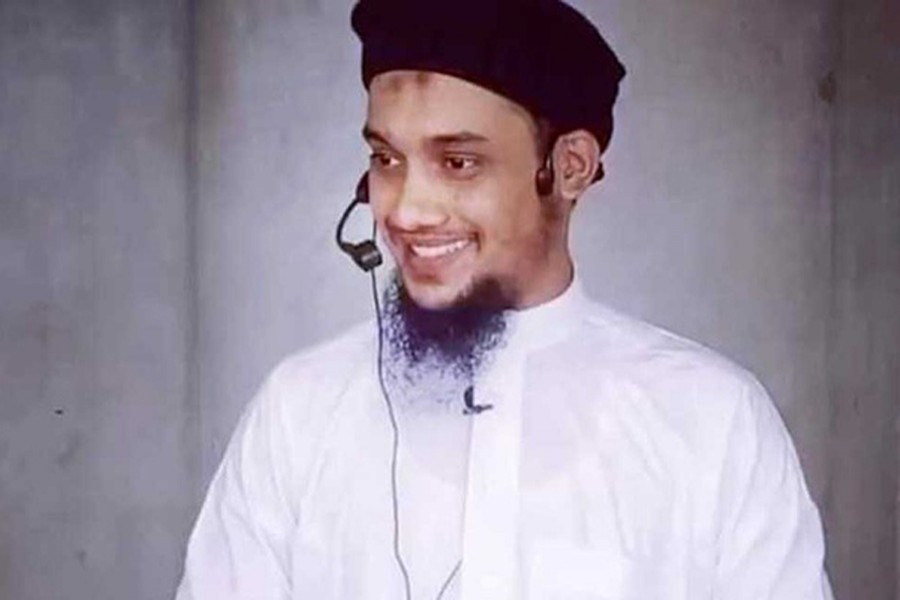 সন্তান কোলে আবু ত্ব-হা মোহাম্মদ আদনানের খোঁজে ঘুরছেন তার স্ত্রী
