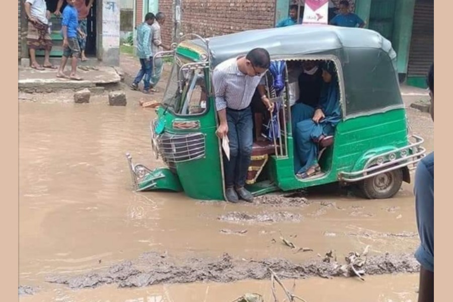 - নেত্রকোণা - কেন্দুয়া সড়কে মদনপুর বাজারে রাস্তার বেহালদশা। ছবিঃ শফিকুল ইসলাম