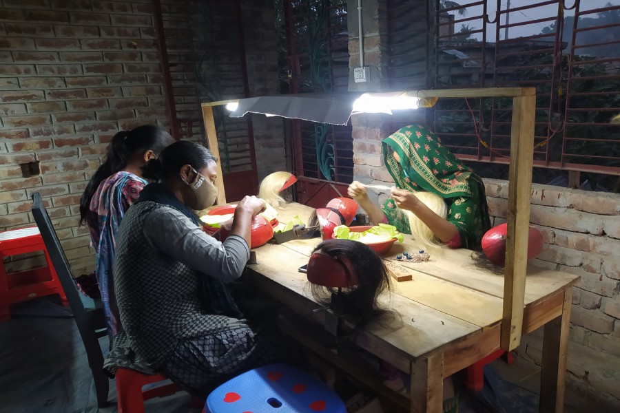 মুজিবনগরে চুল দিয়ে ক্যাপ তৈরির কারখানায় কাজ করে স্বাবলম্বী হচ্ছে নারীরা