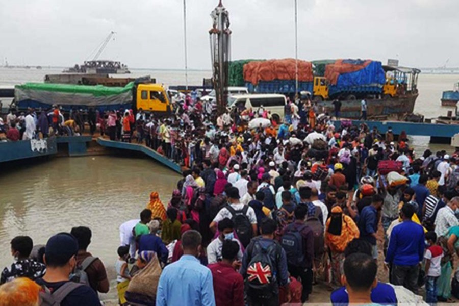 লকডাউন ঘোষণায় ঢাকা ছাড়তে শিমুলিয়ায় মানুষের ঢল