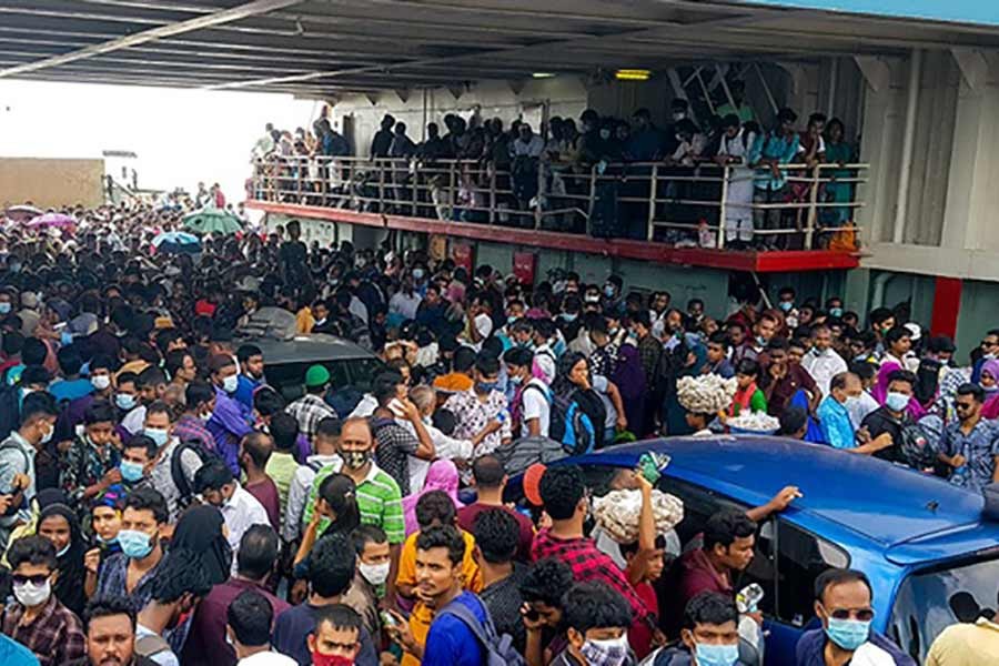 দেশব্যাপী লকডাউন শুরুর আগে রোববার পদ্মা নদী পার হতে মুন্সীগঞ্জের শিমুলিয়ায় ফেরিতে মানুষের গাদাগাদিতে করোনাভাইরাস থেকে সুরক্ষার স্বাস্থ্যবিধি ছিল উধাও। ছবি: বিডিনিউজ টোয়েন্টিফোর ডটকম