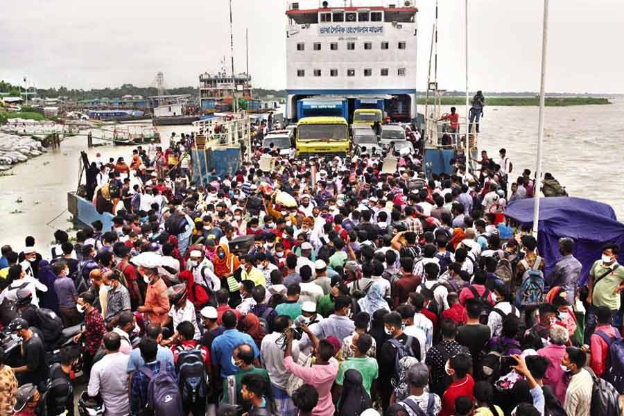 ‘কঠোর লকডাউন’ শুরু হওয়ার আগের দিন বুধবার মুন্সিগঞ্জের শিমুলিয়া ফেরীঘাটে গ্রামমুখী মানুষের ভীড় দেখা গেছে। এফই ফাইল ছবি।