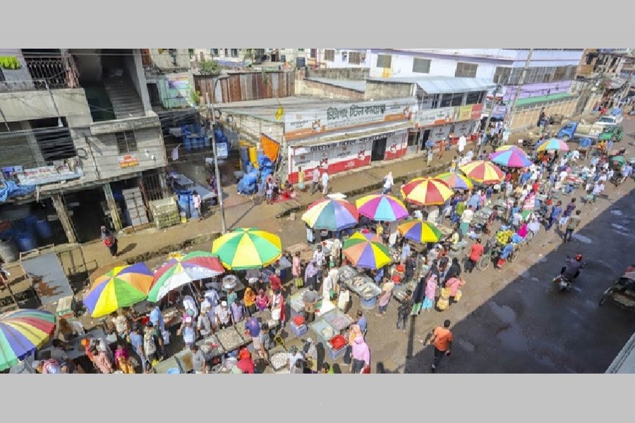 ঢাকার যাত্রাবাড়িতে মাছের আড়তে স্বাস্থ্যবিধি উপেক্ষার দৃশ্য। ফাইল ছবি