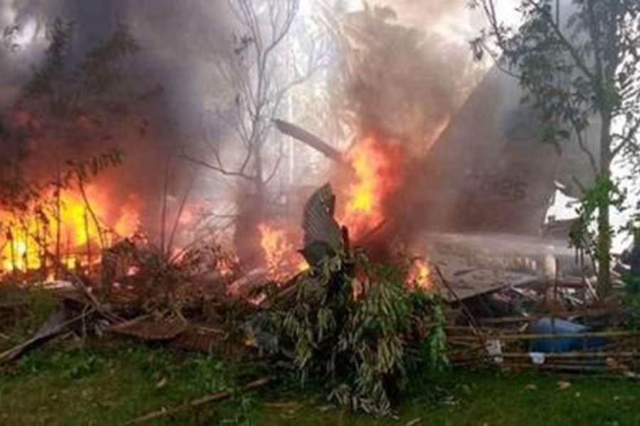 ফিলিপাইনে ৯২ জন যাত্রী নিয়ে সেনাবাহিনীর বিমান বিধ্বস্ত