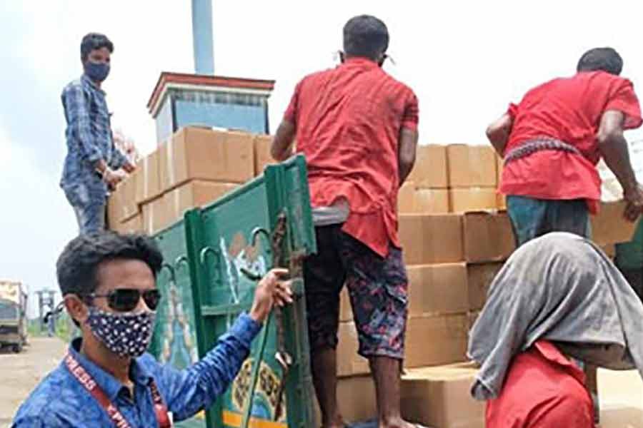 ভারতকে ২,৬০০ কেজি আম উপহার দিল বাংলাদেশ