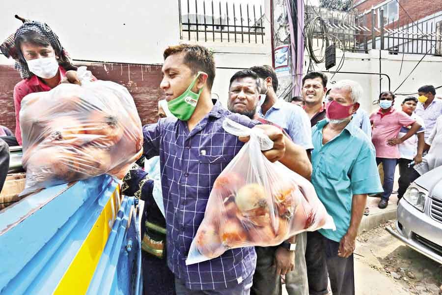 সোমবার থেকে ন্যায্যমূল্যে তেল, চিনি, ডাল বিক্রি করবে টিসিবি