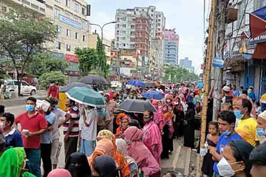 মঙ্গলবার রামপুরা বাজার এলাকায় টিসিবির তেল-ডাল-চিনি বহনকারী ট্রাক ঘিরে ভোক্তাদের ভিড়