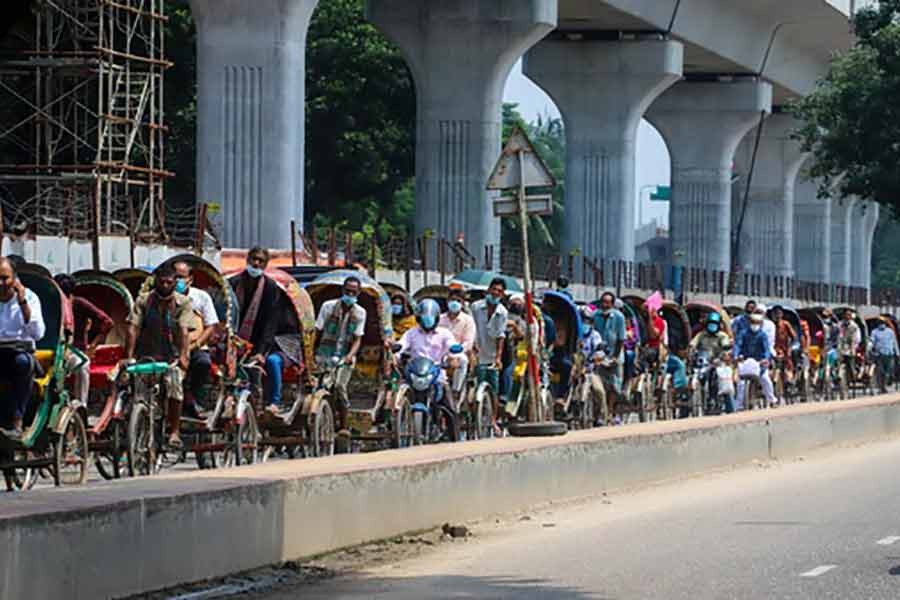 করোনাভাইরাসের বিস্তার রোধে চলমান কঠোর লকডাউনের মধ্যে গতকাল মঙ্গলবার রাজধানীর রোকেয়া সরণীতে প্রচুর রিকশার চলাচল লক্ষ্য করা গেছে। ছবি: বিডিনিউজ টোয়েন্টিফোর ডটকম