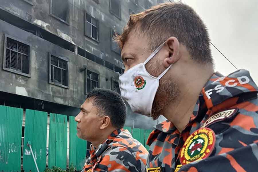 আগুনে পোড়া কারখানায় প্রচুর ভোজ্যতেল পেয়েছেন ফায়ার সার্ভিসের কর্মীরা