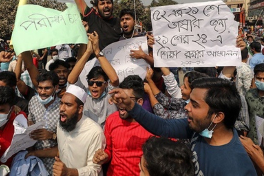 মহামারীকালে পরীক্ষার স্থগিতাদেশ প্রত্যাহার এবং হল-ক্যাম্পাস খুলে দেওয়ার দাবিতে বিক্ষোভে ঢাকা বিশ্ববিদ্যালয়ের অধিভুক্ত সাত কলেজ শিক্ষার্থীরা। ফাইল ছবি