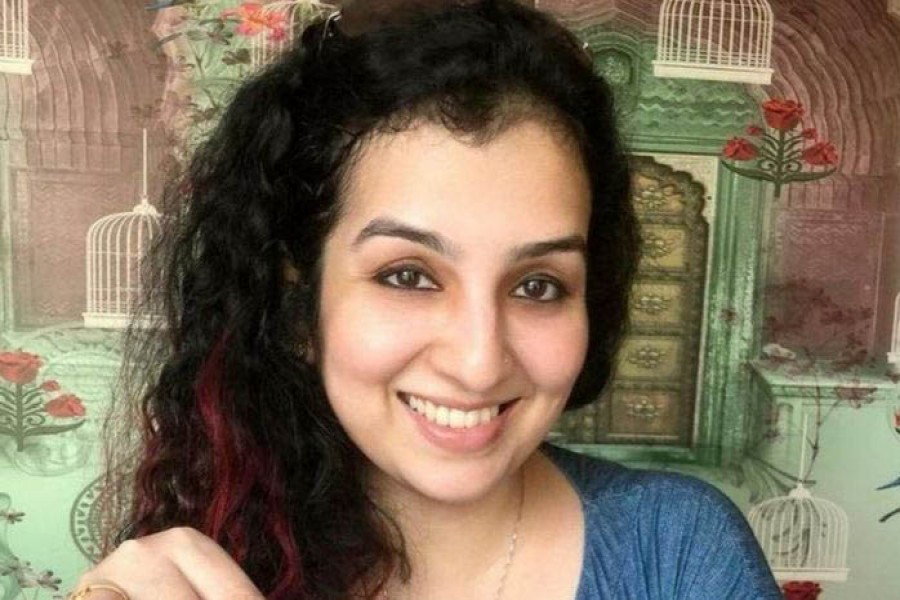 ভারতে পেশাদার পাইলট অর্থাৎ বিমান চালক হানা খান। সম্প্রতি অনলাইনে তাকে বিক্রির জন্য নিলামে তোলা হয়। বিবিসি বাংলা