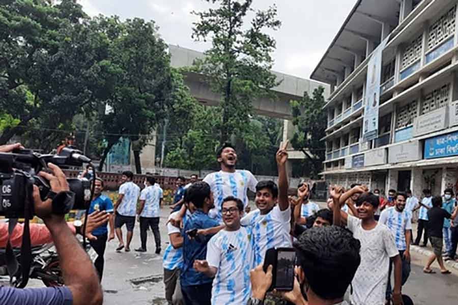 মারাকানা স্টেডিয়ামের আনন্দ-বিষাদ মহামারীর ঢাকায়