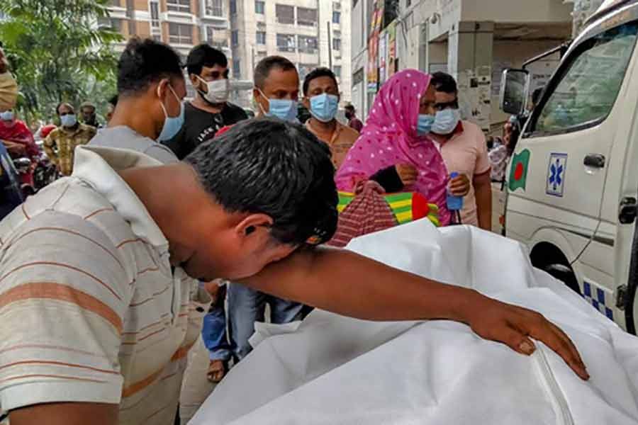 মহামারীতে মাকে হারিয়ে ছেলের কান্না। ফাইল ছবি: বিডিনিউজ টোয়েন্টিফোর ডটকম