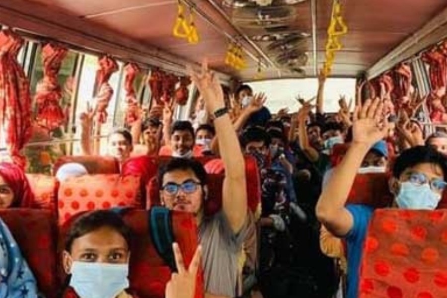 বিশ্ববিদ্যালয়ের ব্যবস্থাপনায় বাড়ি ফিরছেন জগন্নাথের শিক্ষার্থীরা