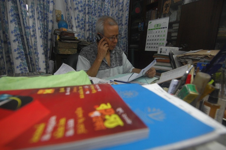 নিজ অফিসে কাজী আনোয়ার হোসেন (ছবিটি ২০০৯ সালে তোলা)