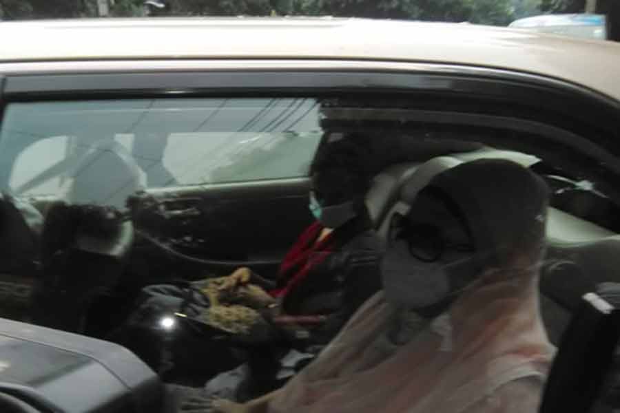গাড়িতে বসেই টিকা নিলেন খালেদা জিয়া