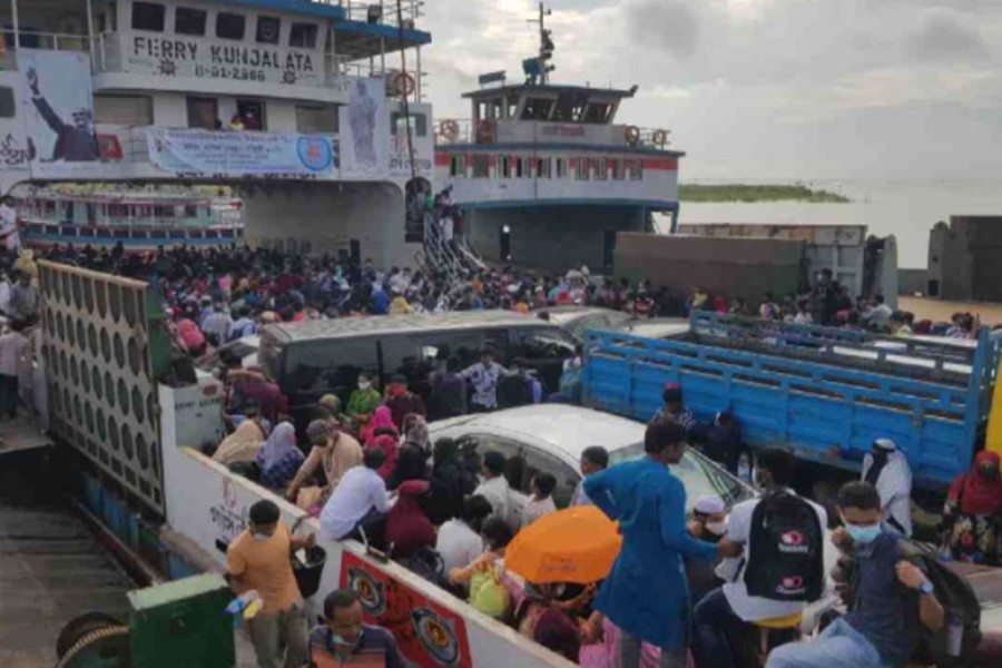 ঈদে বাড়ি ফেরা: উত্তাল পদ্মায় গাদাগাদি করে ফেরি পার