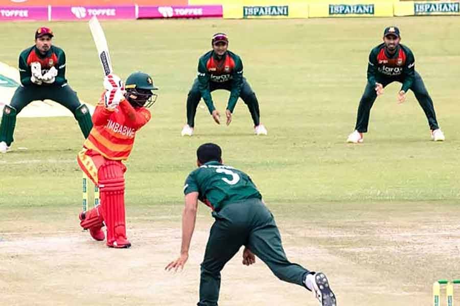 বাংলাদেশকে ২৯৯ রানের লক্ষ্য দিল জিম্বাবুয়ে