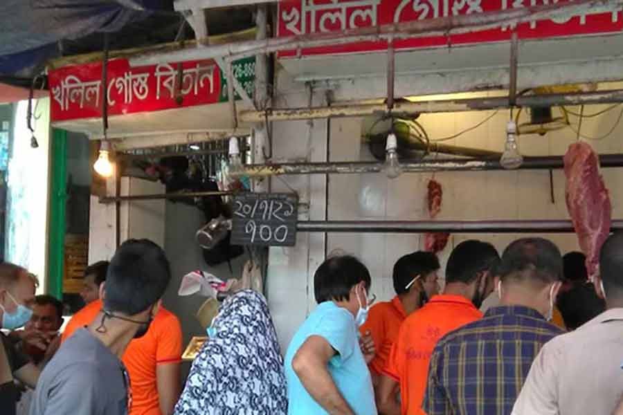 রাজধানীর শাহজাহানপুরে খলিল মাংস বিতান ও আরেকটি দোকানে ভিড় জমিয়েছেন ক্রেতারা।