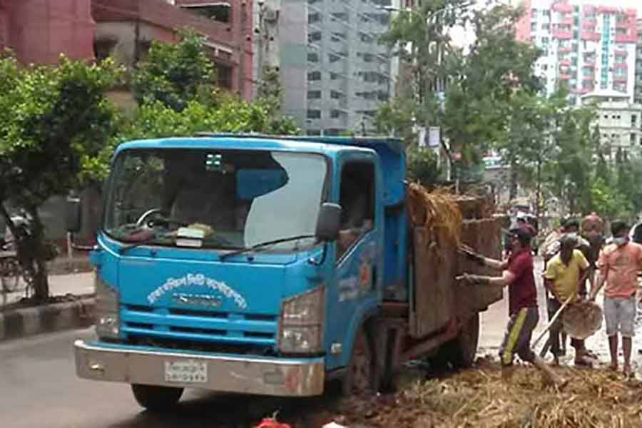 রাজধানীতে কোরবানির পশুর বর্জ্য অপসারণের কার্য্ক্রম শুরু