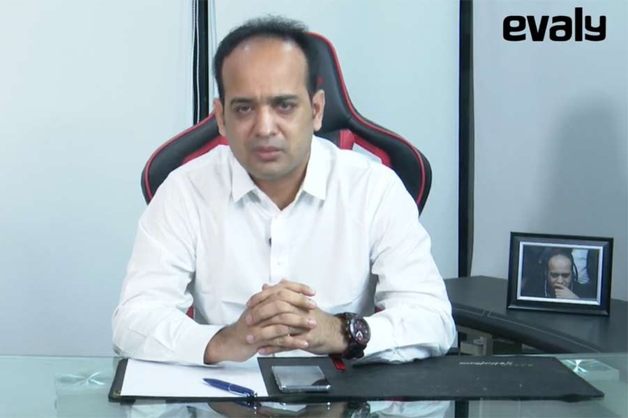 শনিবার রাতে ফেইসবুক লাইভে বক্তব্য রাখছেন ইভ্যলির ব্যবস্থাপনা পরিচালক মোহাম্মদ রাসেল