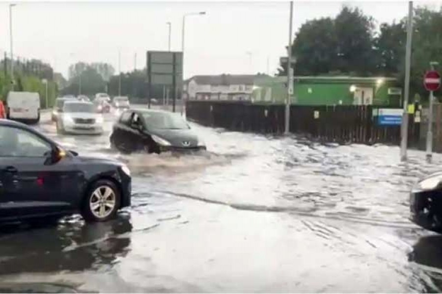 ভারি বৃষ্টিতে লন্ডনের বহু এলাকা পানির নিচে