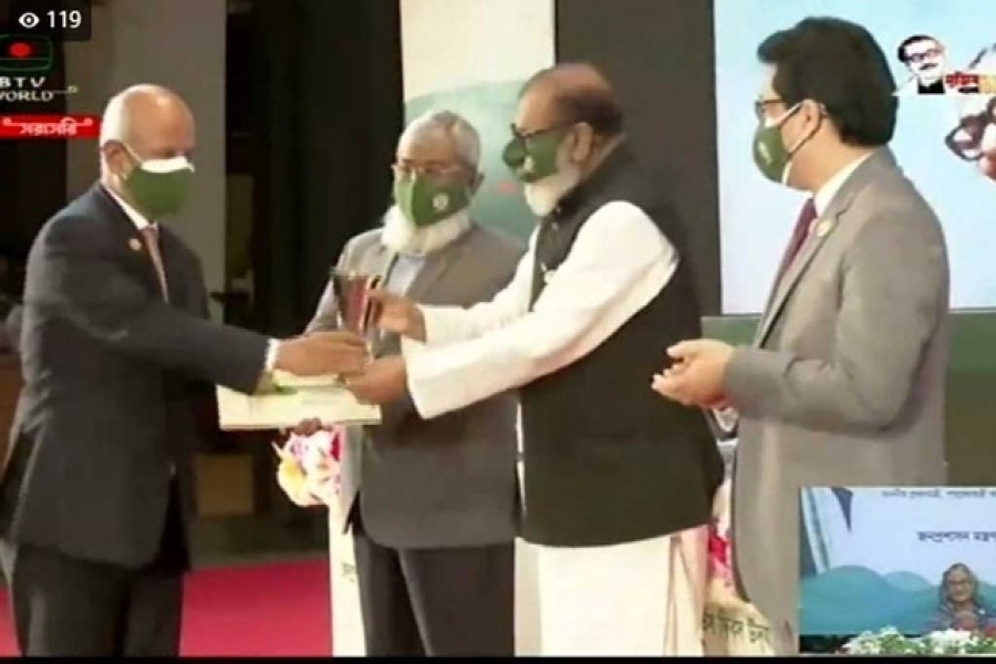 প্যারিসে বাংলাদেশ দূতাবাস পেল জনপ্রশাসন পদক