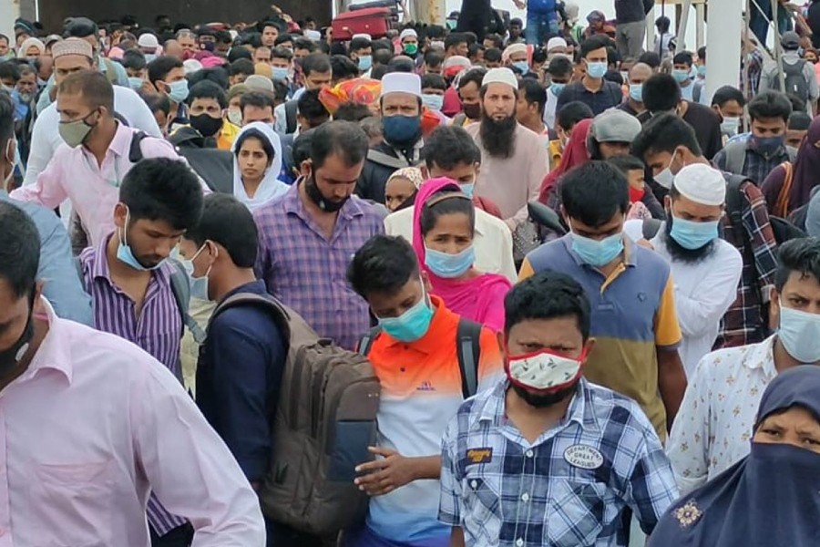 খুলছে কলকারখানা, ঢাকার পথে মানুষের ঢল