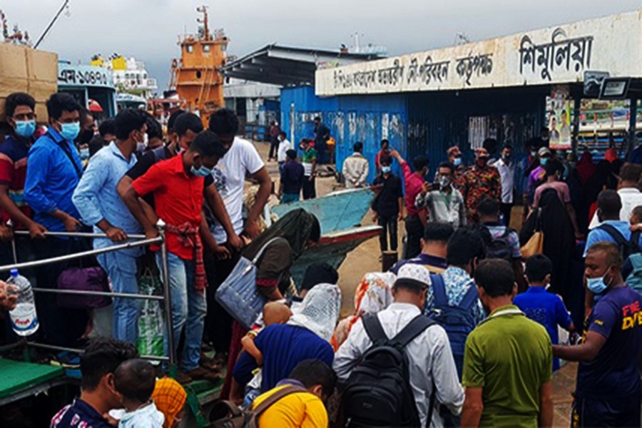 শিমুলিয়ায় লঞ্চে যাত্রী পারাপারে স্বাস্থ্যবিধি উপেক্ষিত