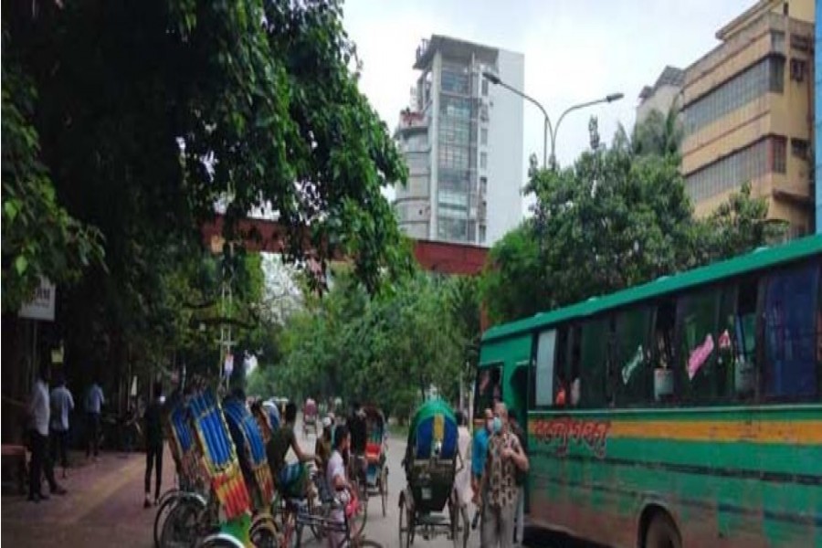 সকালে উন্মুক্ত রাজধানী, দুপুরের পর কমেছে চলাচল