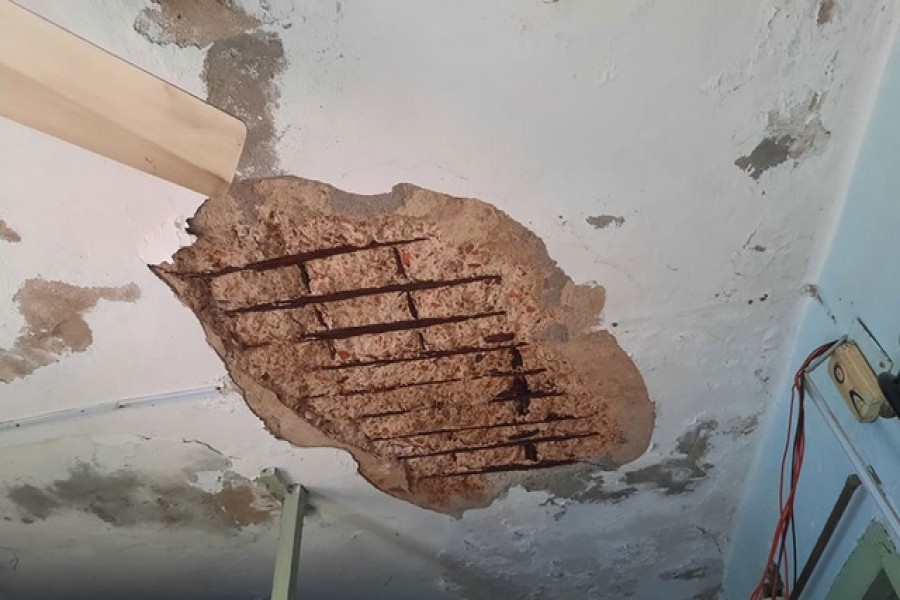 গ্রিনরোড স্টাফ কোয়ার্টারে ছাদ থেকে পলেস্তারা খসে ভূমি মন্ত্রণালয়ের কর্মকর্তা আহত