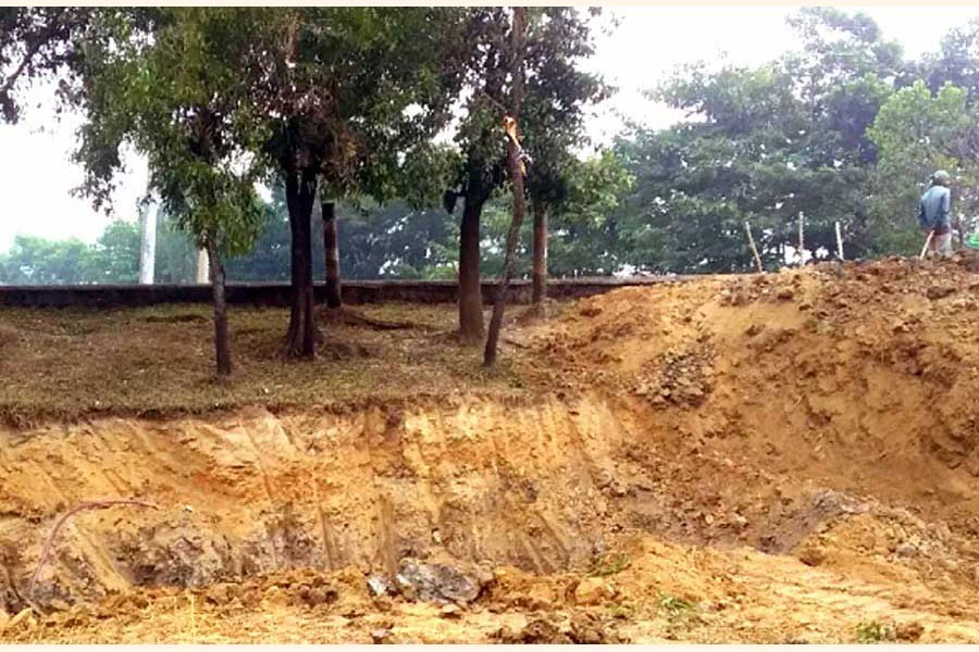 কাটা হচ্ছে পাহাড়ের গোড়া, যেন বর্ষায় ধসে পড়ে