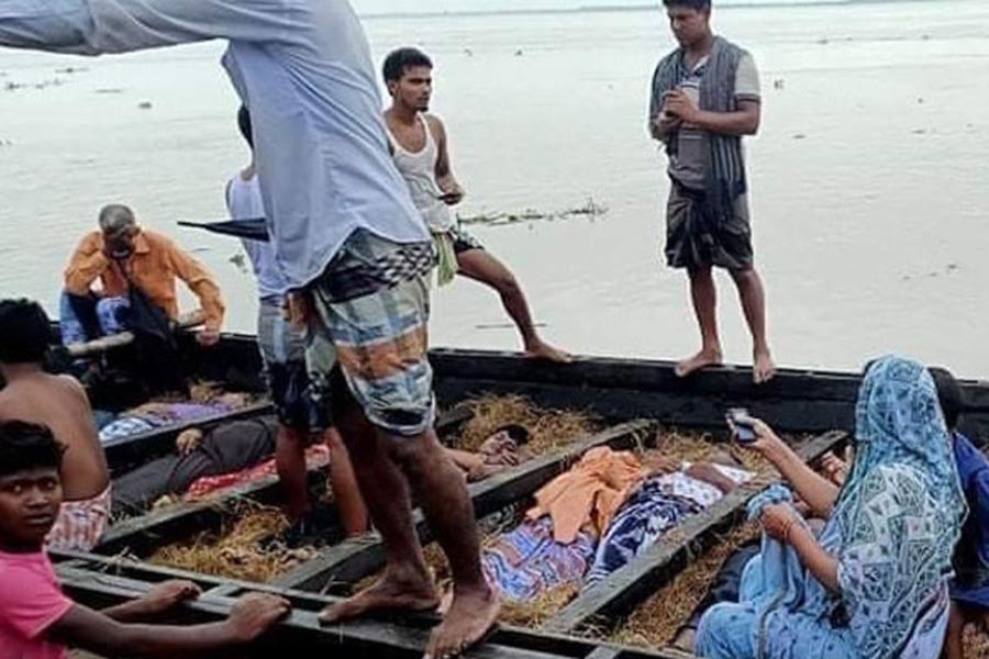 চাঁপাইনবাবগঞ্জে নৌকায় বজ্রপাতে অন্তত ১৫ বরযাত্রীর মৃত্যু