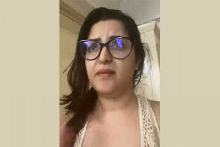 অভিযানের সময় ফেইসবুকে লাইভে এসেছিলেন পরী মনি। ছবি: বিডিনিউজ টোয়েন্টিফোর ডটকম