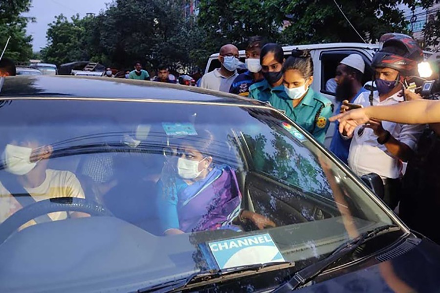 পরীমনির ‘ঘনিষ্ঠ’ নির্মাতা চয়নিকা চৌধুরীকে নেওয়া হল গোয়েন্দা পুলিশ কার্যালয়ে