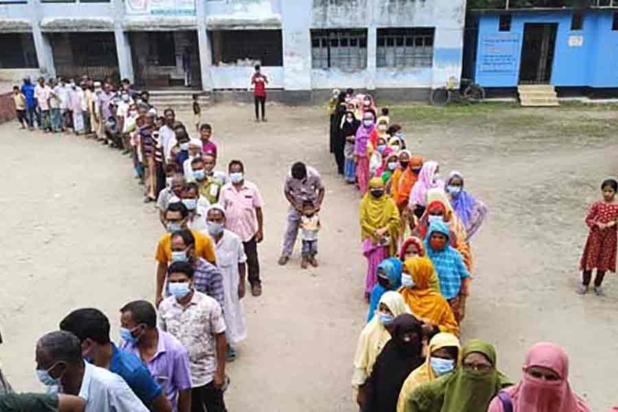 কোভিড-১৯ টিকা নেওয়ার জন্য দীর্ঘ সারি