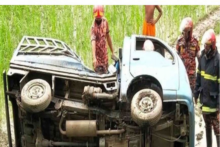 গুরুদাসপুরে যাত্রী বহনকারী পিক-আপ উল্টে রাস্তার পাশে, নিহত ৬