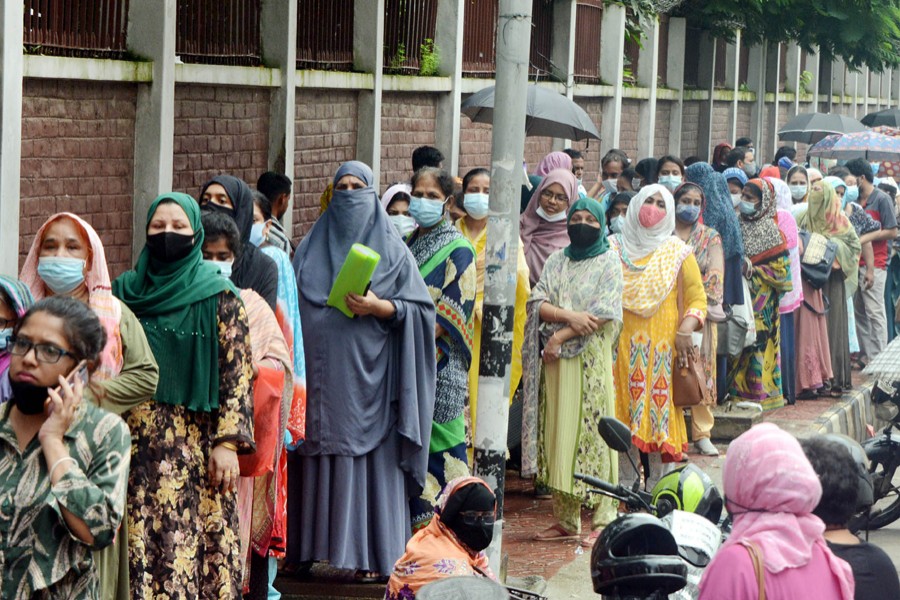 রাজারবাগ পুলিশ হাসপাতালের বাইরে টিকা নিতে আসা অপেক্ষমাণ মানুষের দীর্ঘ সারি — ফোকাস বাংলা