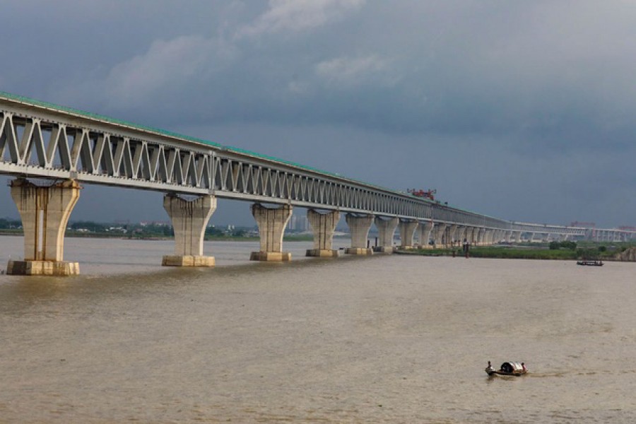 পদ্মা সেতুর নিচ দিয়ে ভারী যান নিয়ে ফেরি চলাচল বন্ধ