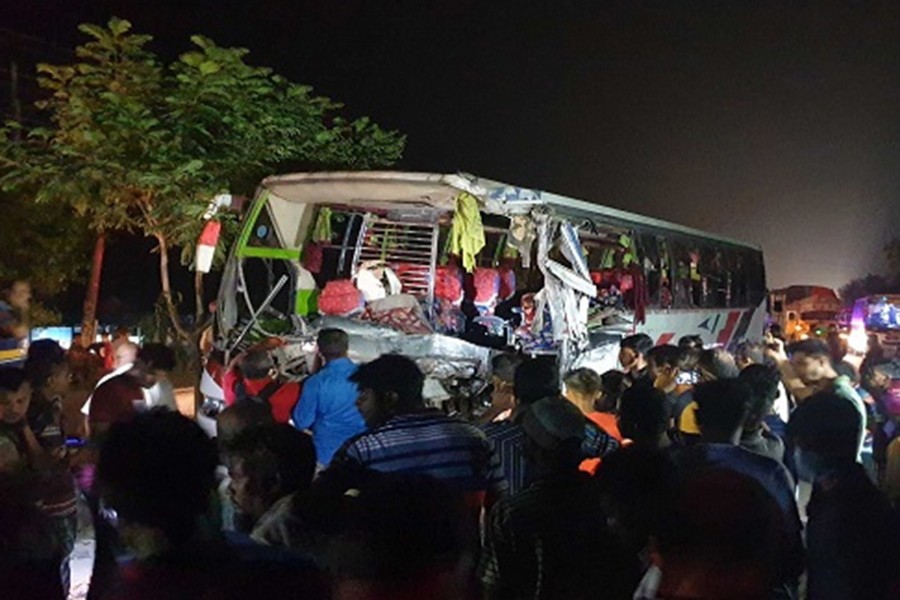 ময়মনসিংহে দাঁড়িয়ে থাকা ট্রাকে বাসের ধাক্কা, নিহত বেড়ে ৬