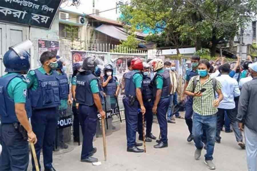 বৃহস্পতিবার মেয়রের বাসার সামনে অবস্থান নিয়েছিলো পুলিশ। ছবি: বিবিসি বাংলা।