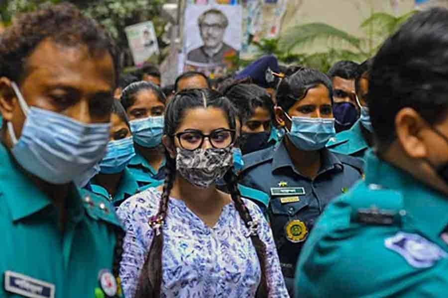 আদালতে জামিন না চাওয়ায় নিজের আইনজীবীদের প্রতি ক্ষুব্ধ পরীমনি