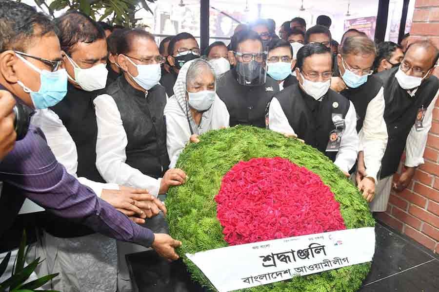 শনিবার রাজধানীর বঙ্গবন্ধু অ্যাভিনিউস্থ আওয়ামী লীগের কেন্দ্রীয় কার্যালয়ের সামনে ২০০৪ সালের একুশে আগস্টের গ্রেনেড হামলায় নিহতদের স্মরণে স্থাপিত অস্থায়ী বেদিতে শ্রদ্ধার্ঘ্য অর্পন করেন আওয়ামী লীগের কেন্দ্রীয় নেতারা। ছবি: পিআইডি।