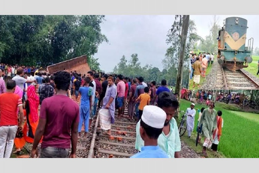 ডোমারে ট্রেন-ট্রাক সংঘর্ষে নিহত ১, ট্রেন চলাচল বন্ধ