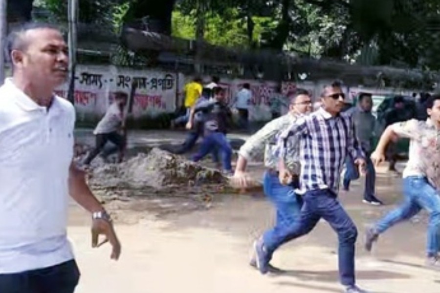 ঢাবিতে ছাত্রদলের মিছিলে ছাত্রলীগের হামলার অভিযোগ