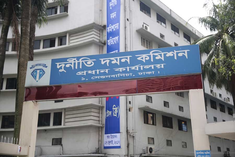 চিকিৎসক ও আইনজীবীদের নেওয়া টাকার জন্য রশিদ চায় দুদক