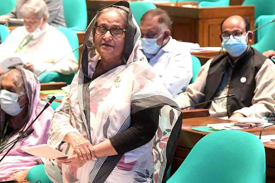 বুধবার একাদশ সংসদের ১৪ অধিবেশনে শোক প্রস্তাবের উপর আলোচনা করছেন প্রধানমন্ত্রী শেখ হাসিনা। ছবি: পিআইডি।